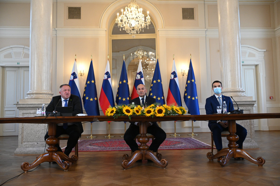 Novinarska konferenca predsednika vlade Janeza Janše in podpredsednikov Zdravka Počivalška in Mateja Tonina
