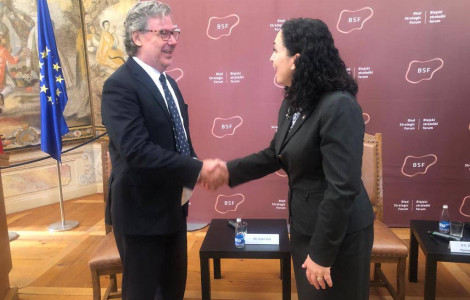 Kosovo1 (State Secretary Vojko Volk shaking hands with the President of Kosovo Vjosa Osmani-Sadrihue)