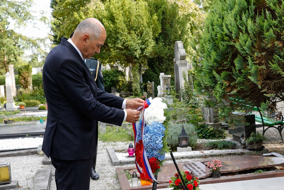 Prime Minister Janez Janša lays a wreath at the tomb of Dr Andrej Bajuk on the 10th anniversary of his death.