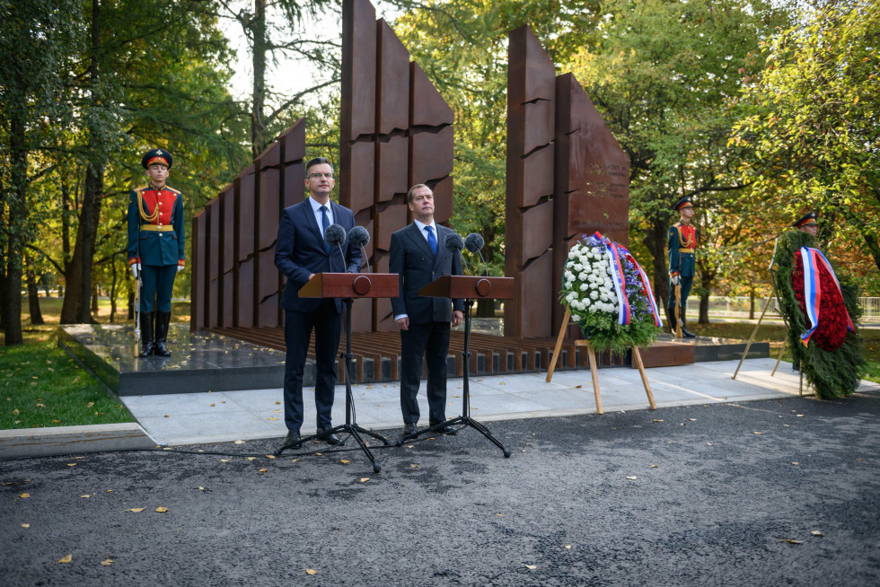 Predsednik Vlade Marjan Šarec je skupaj s predsednikom Vlade Ruske federacije Dmitrijem Medvedjem odkril spomenik slovenskim žrtvam v obeh svetovnih vojnah