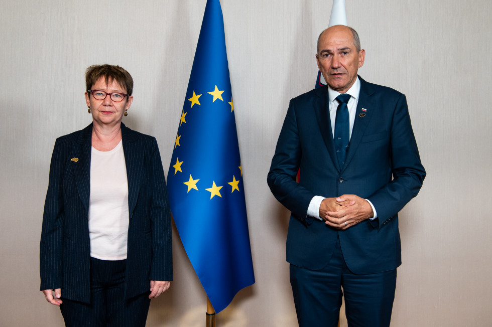 Odile Renaud-Basso in Janez Janša, v sredini zastava EU 