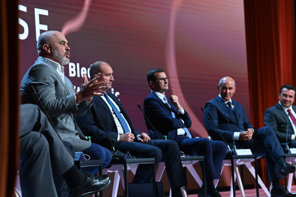 Edi Rama, Rumen Radev,  Mateusz Morawiecki, Janez Janša in Zoran Zaev sedijo na podiju.