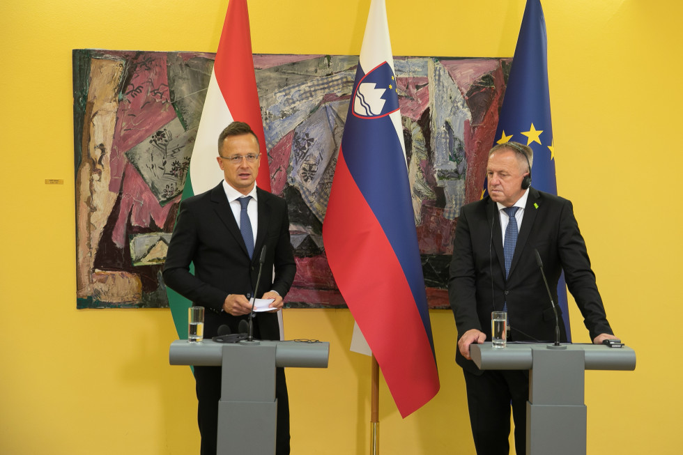 Ministers Zdravko Počivalšek and Péter Szijjárto talk to the press.