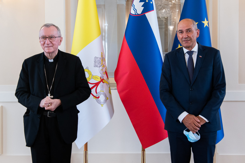 Janez Janša in Pietro Parolin, v ozadju zastave Vatikana, Slovenije in EU