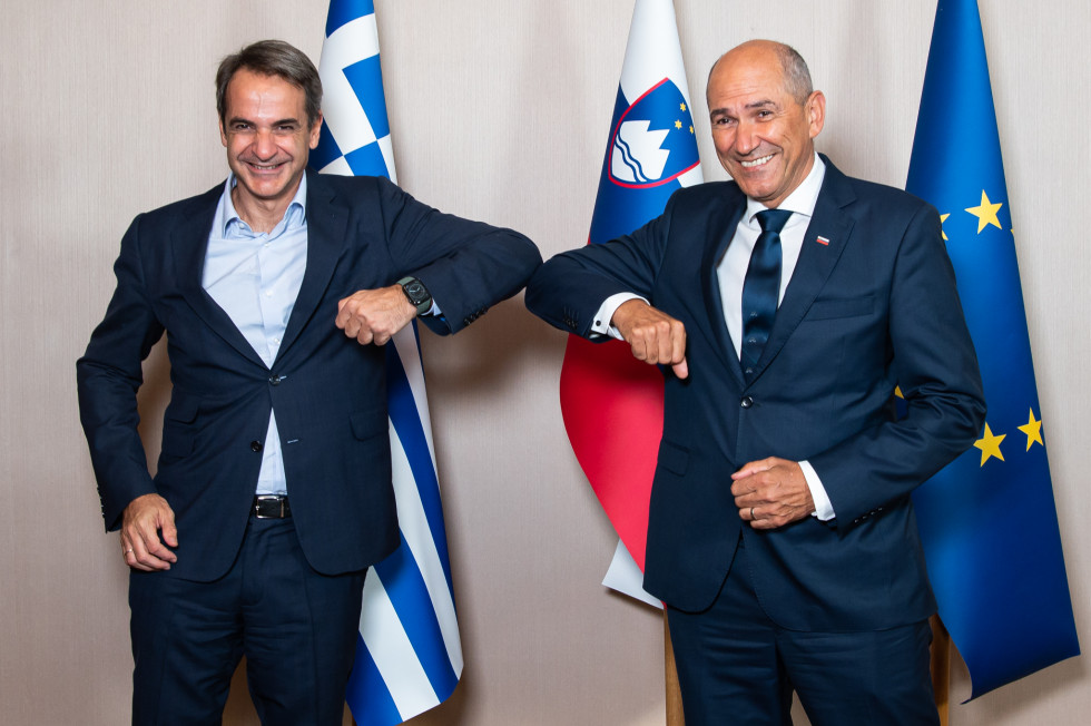 anez Janša in Kyriakos Mitsotakis se pozdravljata s komolcu