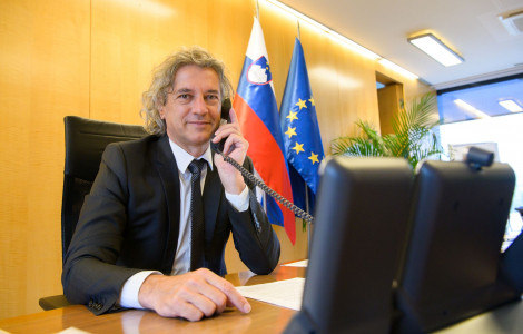 2022 08 12 Robert Golob 304 1 (Prime Minister Robert Golob in a telephone conversation with German Chancellor Olaf Scholz)