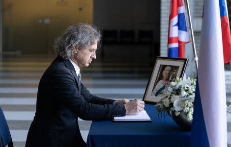 20220912 01166329 (By signing the book of condolences, Prime Minister Robert Golob paid his respects to the memory of Her Majesty Queen Elizabeth II. )