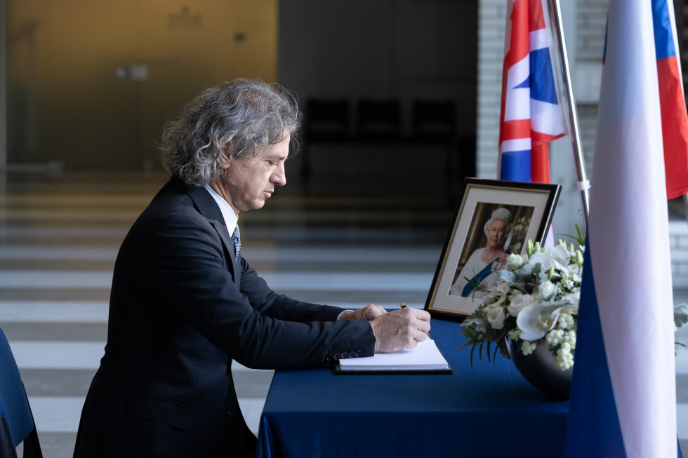 By signing the book of condolences, Prime Minister Robert Golob paid his respects to the memory of Her Majesty Queen Elizabeth II. 