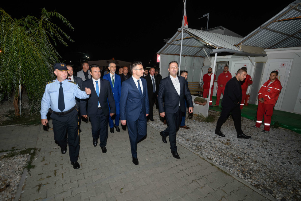 Predsednik vlade Marjan Šarec je obiskal slovenske policiste na makedonsko-grški meji.