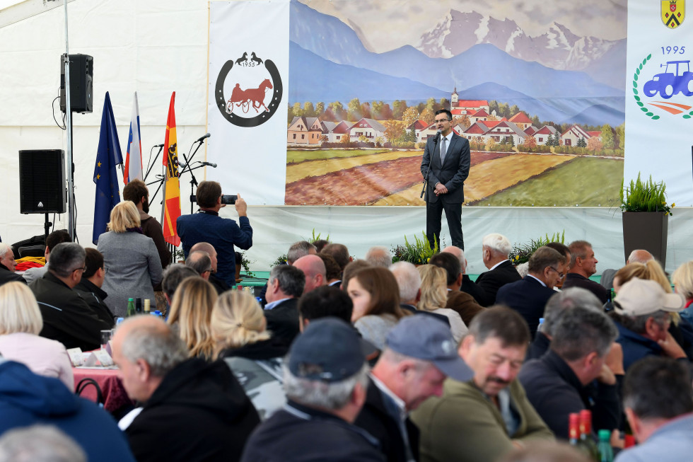 Predsednik vlade je s slavnostnim nagovorom uradno odprl tradicionalni komendski jesenski kmetijsko-obrtni sejem