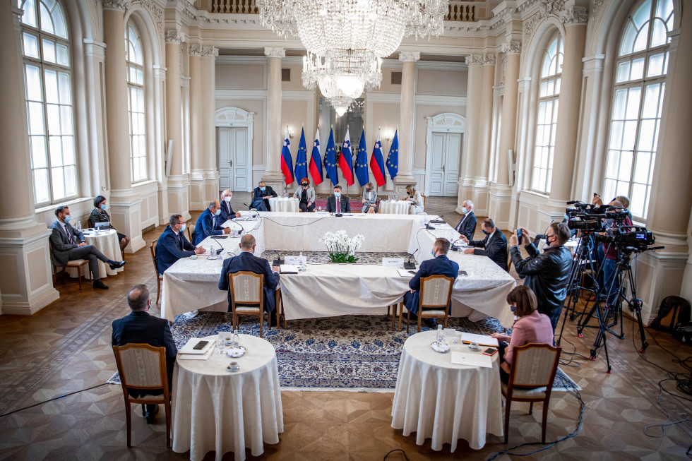Predsednik vlade Janez Janša se je danes v Predsedniški palači v Ljubljani udeležil srečanja najvišjih predstavnikov treh vej oblasti