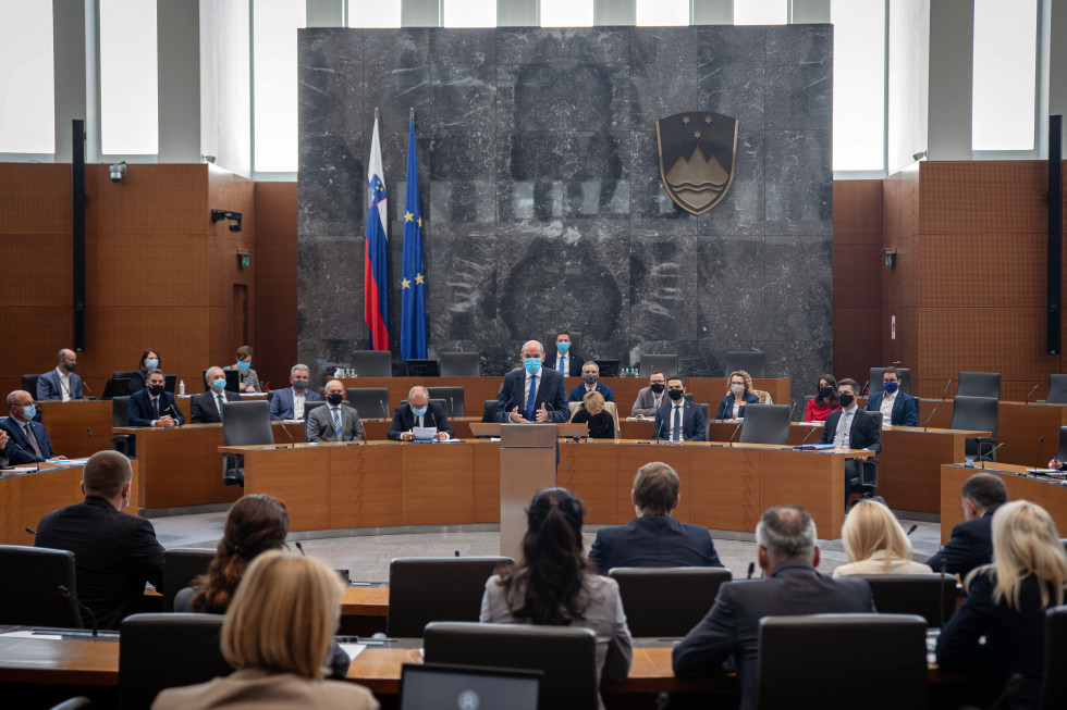 Predsednik vlade Janez Janša v Državnem zboru ob predstavitvi proračunskega memoranduma 2021-2022, predloga sprememb proračuna za leto 2021 in predloga proračuna za leto 2022. 