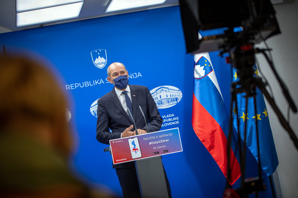 Janez Janša med predstavitvijo ukrepov za govornico v vladnem tiskovnem središču.