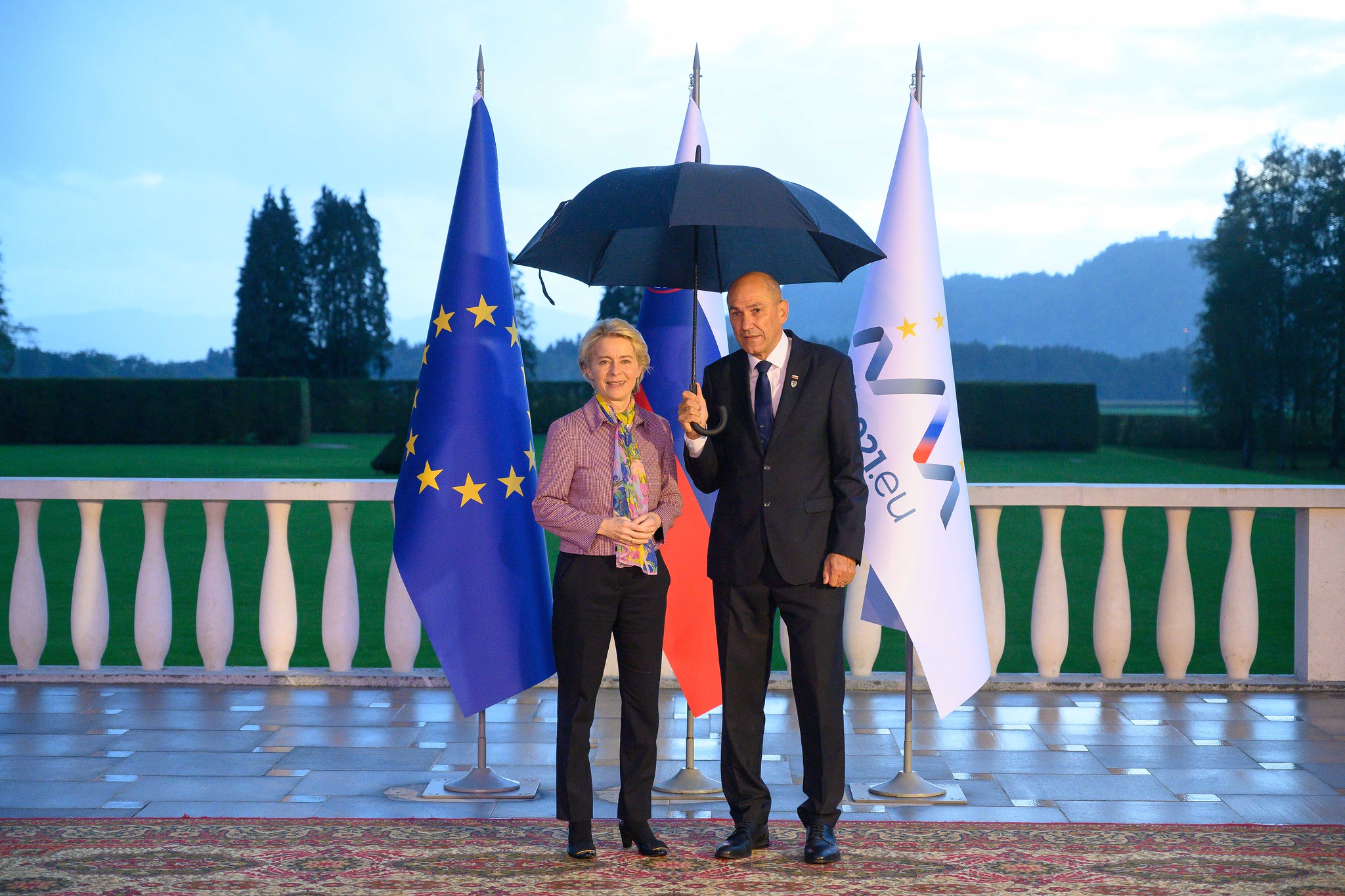 Predsednica Evropske komisije Ursula von der Leyen in predsednik vlade Janez Janša.