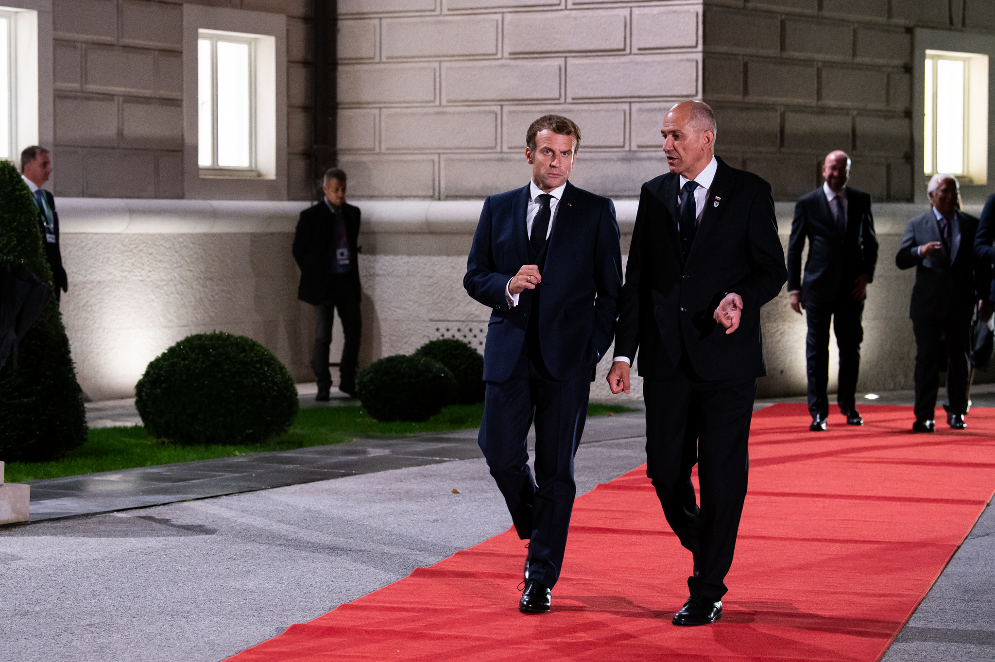 Francoski predsednik Emmanuel Macron in predsednik vlade Janez Janša.