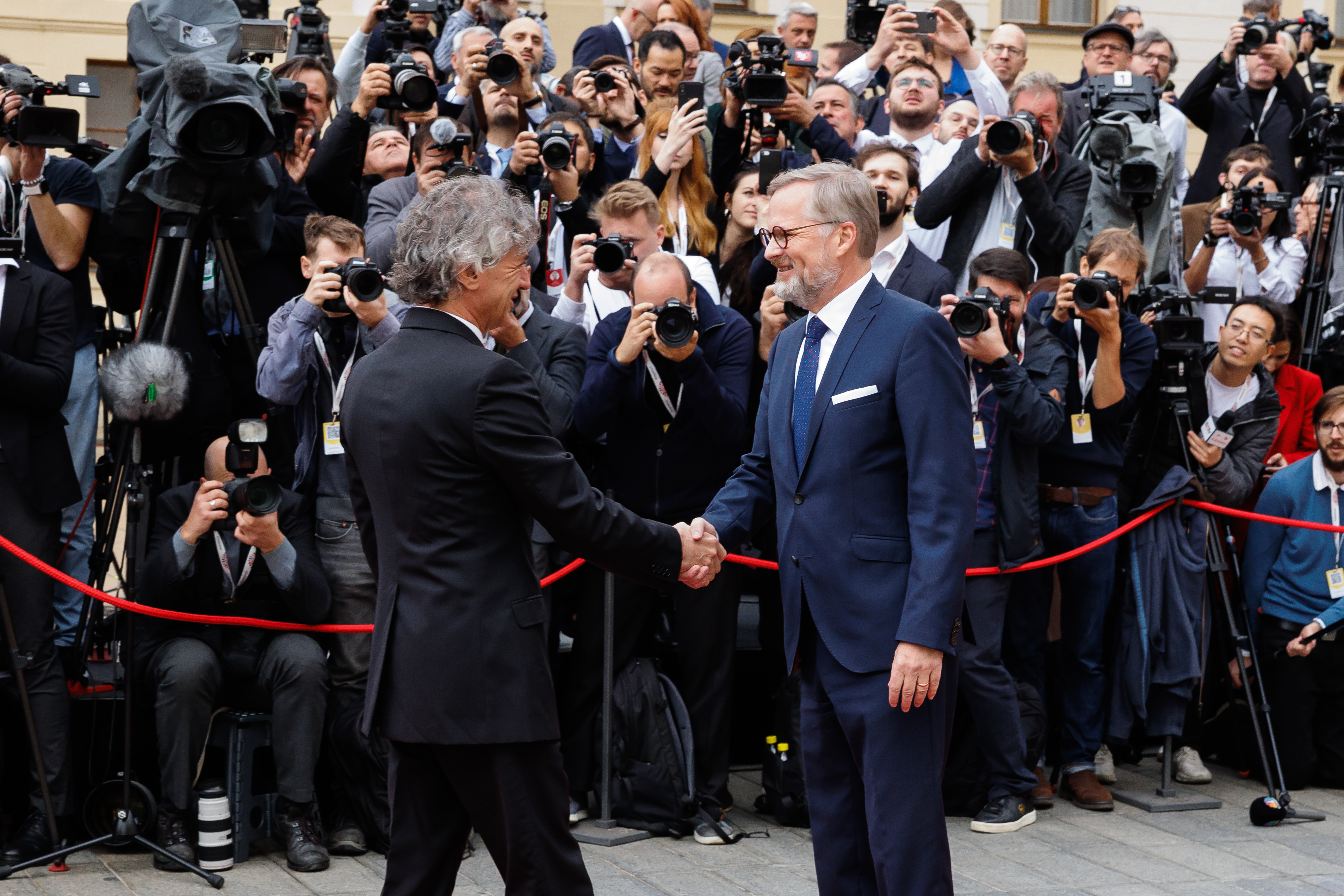 Photo of Premiér Robert Collop sa zúčastnil prvého Európskeho politického a sociálneho summitu a neformálneho stretnutia členov Rady Európy v Prahe.