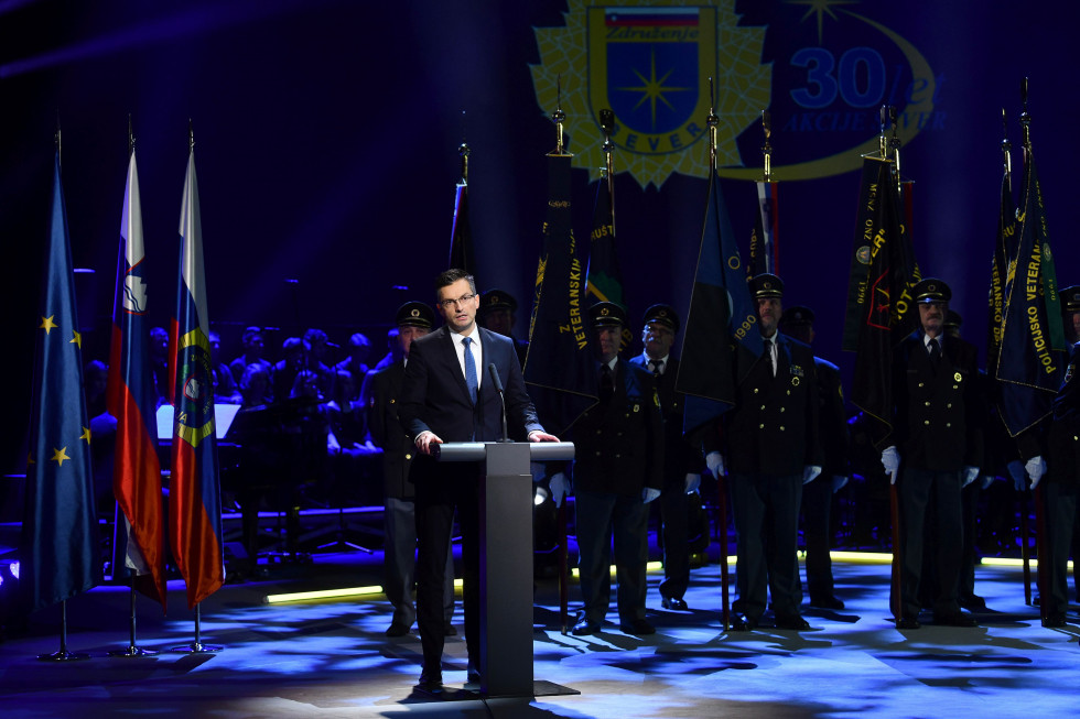 Predsednik vlade Marjan Šarec je v Slovenskem narodnem gledališču Maribor nagovoril zbrane na osrednji slovesnosti ob 30. obletnici akcije Sever.