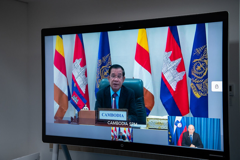 Predsednik vlade Kambodže Hun Sen na zaslonu, 