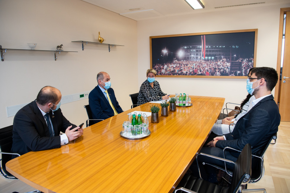 Premier Janša se je srečal s predstavniki mladih zdravnikov in s predsednikom FIDES Konradom Kuštrinom.