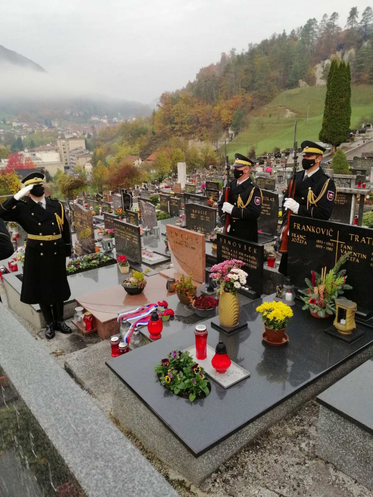 Garda Slovenske vojske je ob dnevu spomina na mrtve v imenu predsednika vlade Janeza Janše položila vence na posamičnih pomnikih.