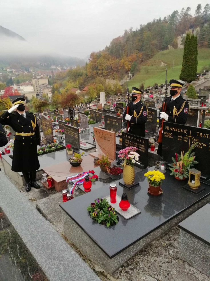 On behalf of Prime Minister Janez Janša, the Slovenian Armed Forces Guard laid memorial wreaths.