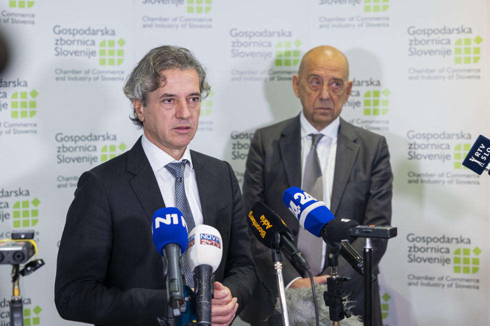predsednik vlade Golob in predsednik GZS Šimonka med izjavo za medije