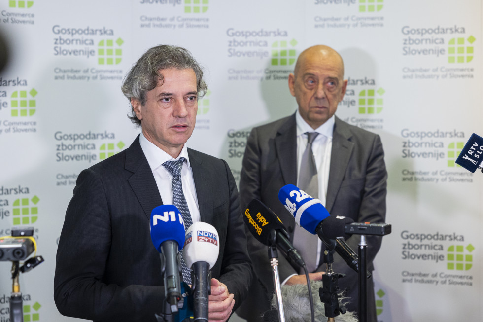 Prime Minister Golob and President of the Chamber of Commerce and Industry Šimonka during a press statement