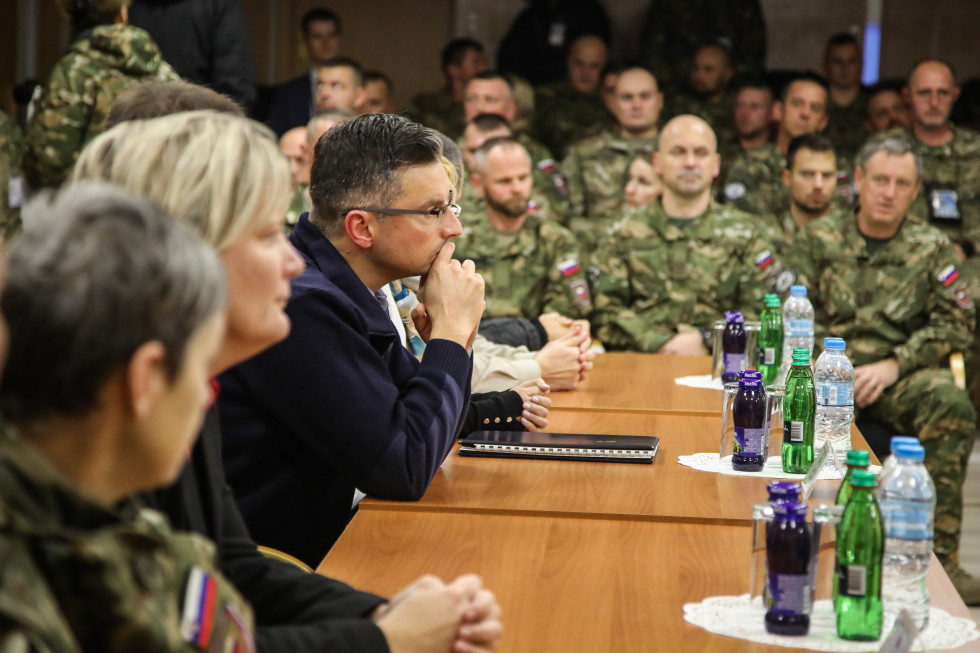 PM Šarec meets members of the Slovenian contingent and the commander of KFOR in Kosovo.