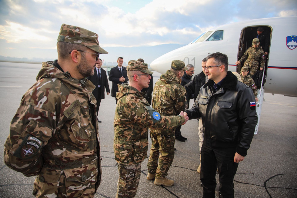 Predsednik vlade Marjan Šarec se je srečal s pripadniki slovenskega kontingenta v BiH, ki delujejo v okviru operacije EUFOR Althea in Natovega poveljstva Sarajevo.