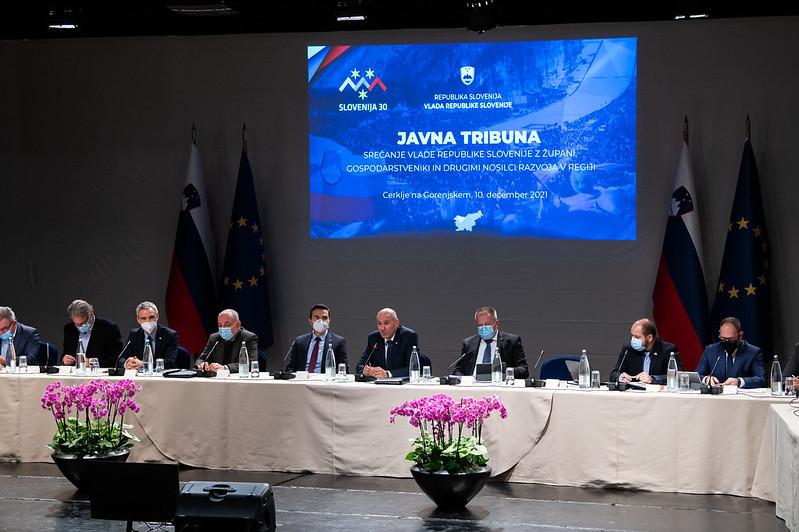 Predstavniki vlade za konferenčno mizo