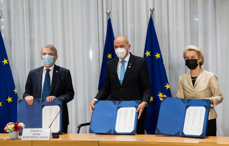 PV1 3979 (David Sassoli, Janez Janša and Ursula von der Leyen.)