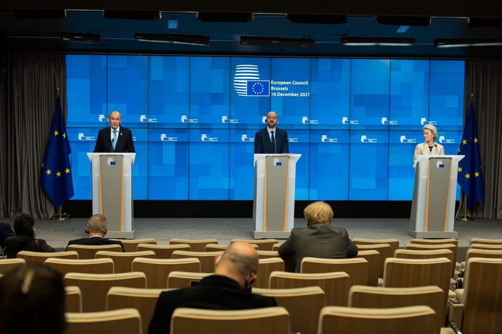 Predsednik vlade Janez Janša skupaj s predsednikom Evropskega sveta Charlesom Michelom in predsednico Evropske komisije Ursulo von der Leyen na novinarski konferenci