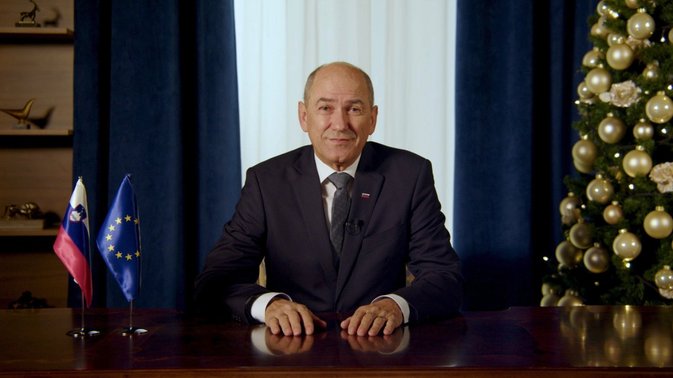 Janez Janša, sedi za mizo.