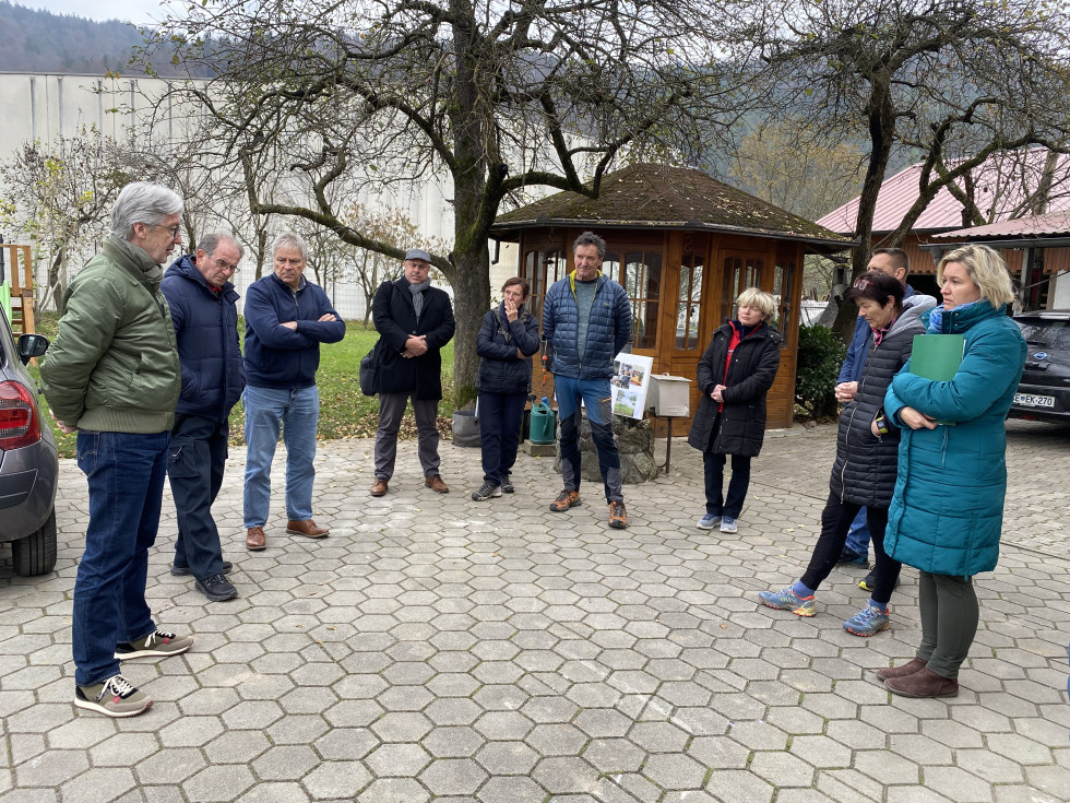 Boštjan Šefic in krajani Nazarij stojijo v polkrogu