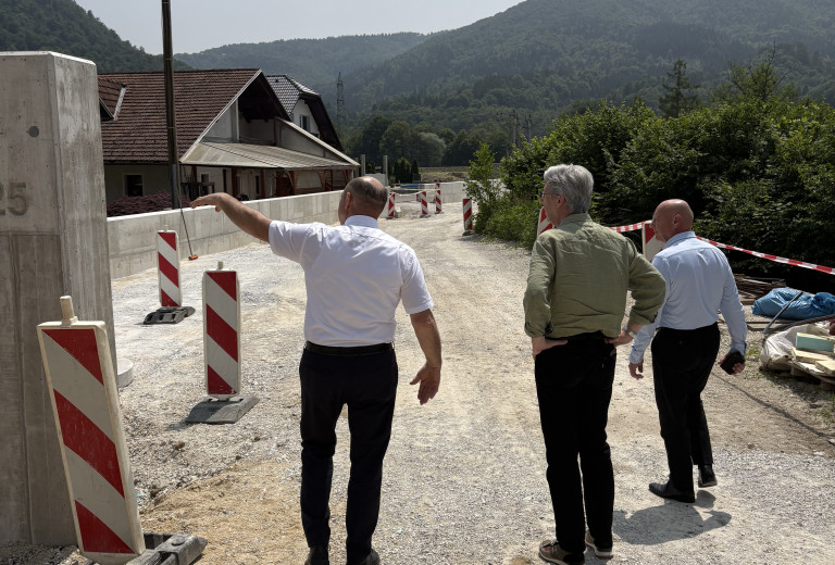 Državni sekretar Šefic z županoma občin Litija in Dol pri Ljubljani 