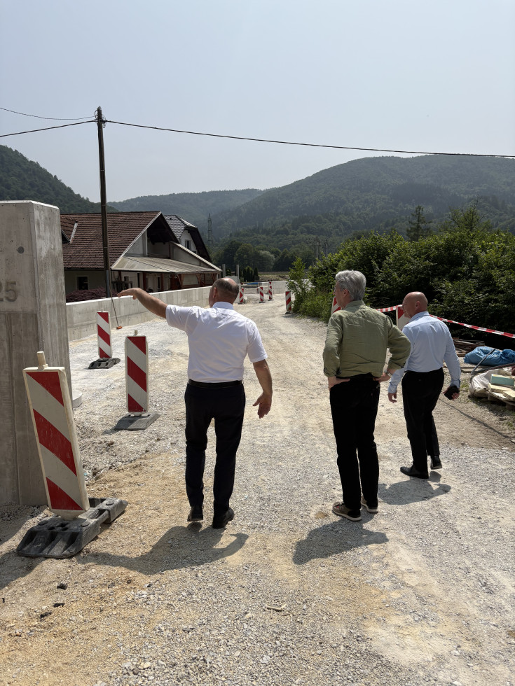 Trije moški si ogledujejo obnovo ceste.
