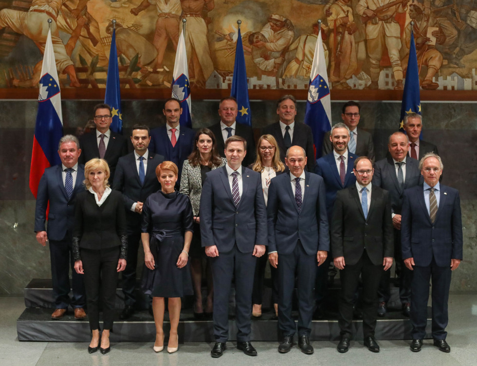 Skupinska fotografija vlade Janeza Janše po koncu izredne seje DZ.