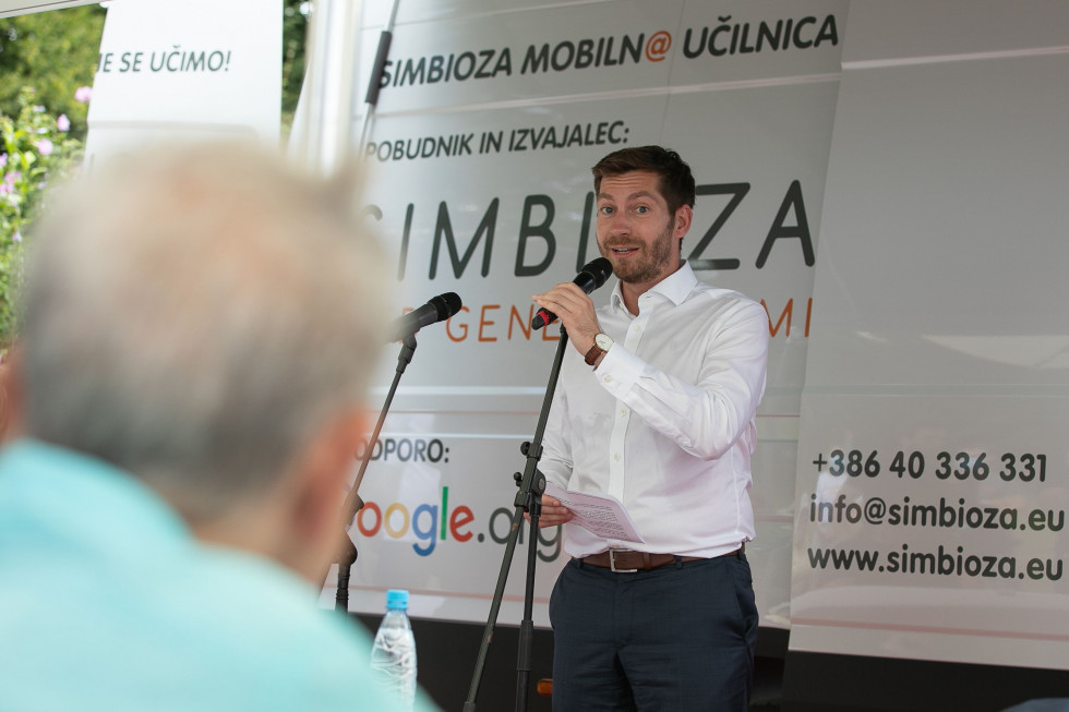 The Minister of Digital Transformation, Mark Boris Andrijanič, today attended the opening of the travelling mobile classroom named Simbioza Mobiln@. 