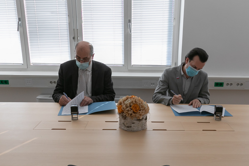 Direktorja Urada Vlade RS za komuniciranje in Slovenske tiskovne agencije, Uroš Urbanija in Igor Kadunc, sta podpisala Pogodbo o opravljanju javne službe v letu 2022.