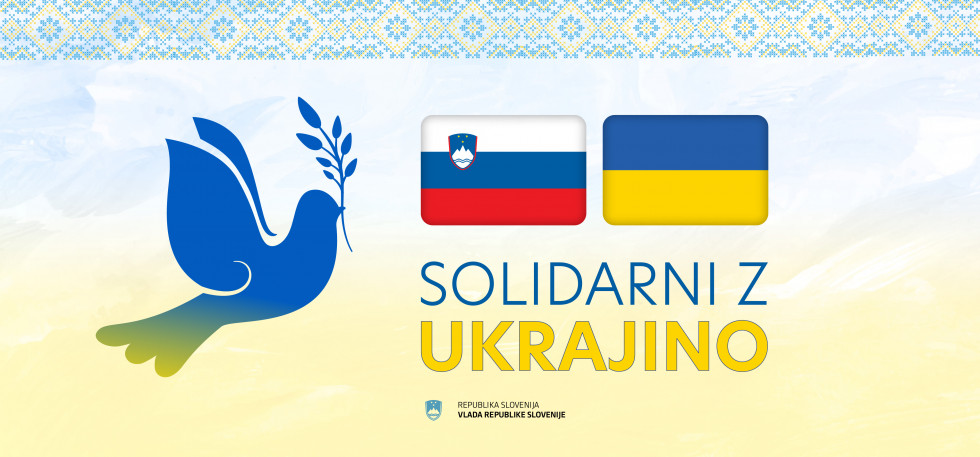 Pasica z napisom Solidarni z Ukrajino, golobom miru ter slovensko in ukrajinsko zastavo 