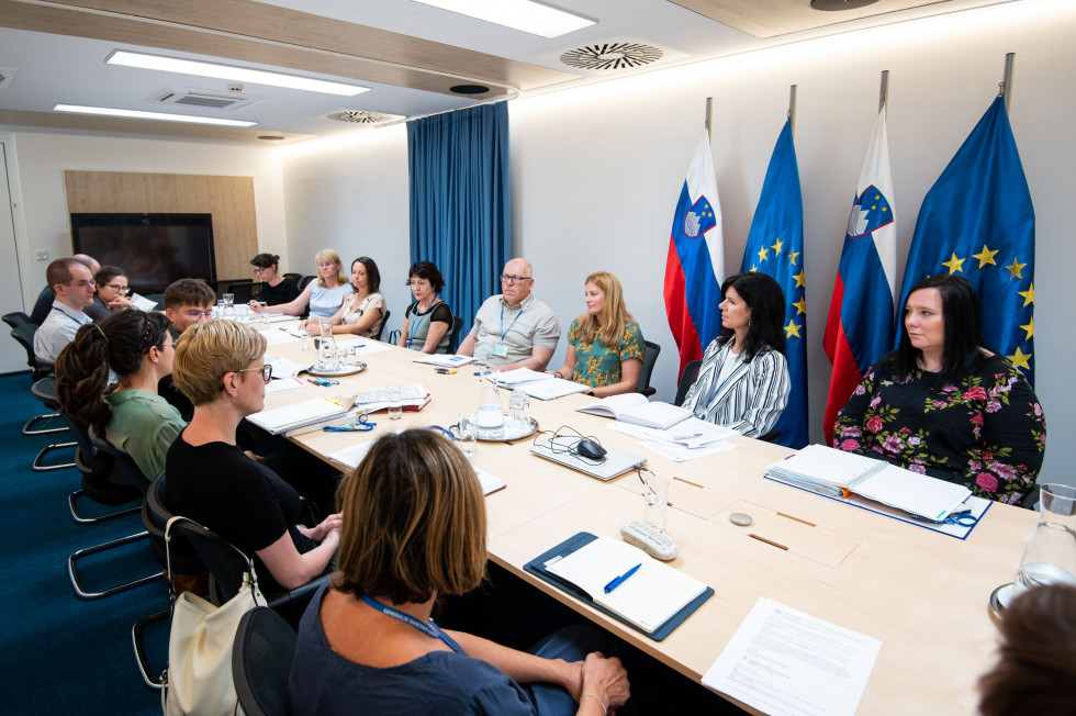 Predstavniki gluhoslepih in stroke sedijo za omizjem.