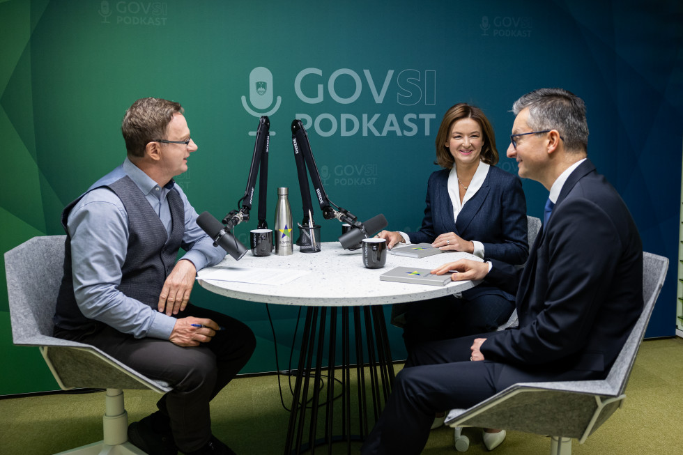 The guests of the first governmental podcast were Tanja Fajon, Minister of Foreign and European Affairs, and Marjan Šarec, Minister of Defence. The broadcast was hosted by Boštjan Lajovic.