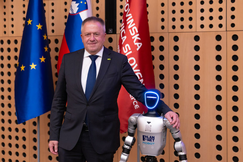 Državni sekretar pred zastavami 