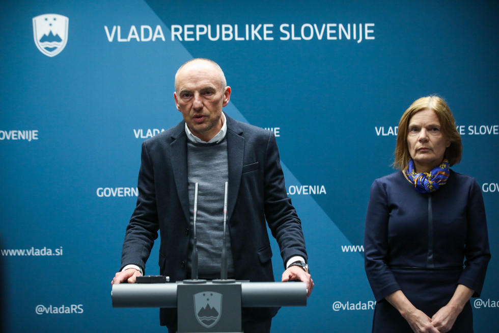 Minister Šabeder na izjavi ob potrditvi prvega primera koronavirusa v Sloveniji