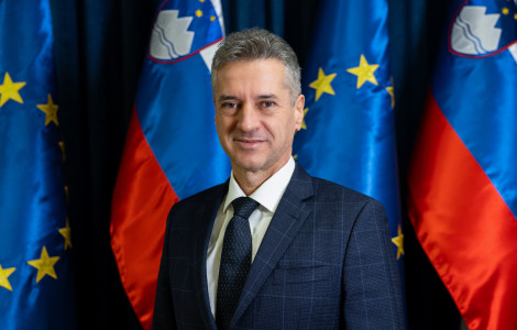 Robert Golob uradna zastave jan2024 (1) (Portret predsednika vlade. Zadaj slovenska in evropska zastava.)