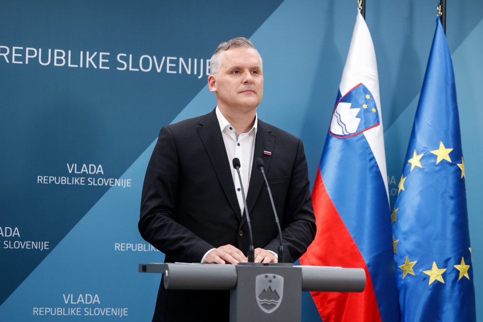Minister za infrastrukturo Bojan Kumer na novinarski konferenci