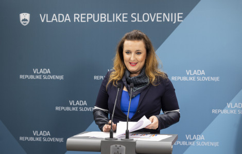 20221117 01183117 (Director Petra Bezjak Cirman, Government Communication Office, during the press conference)