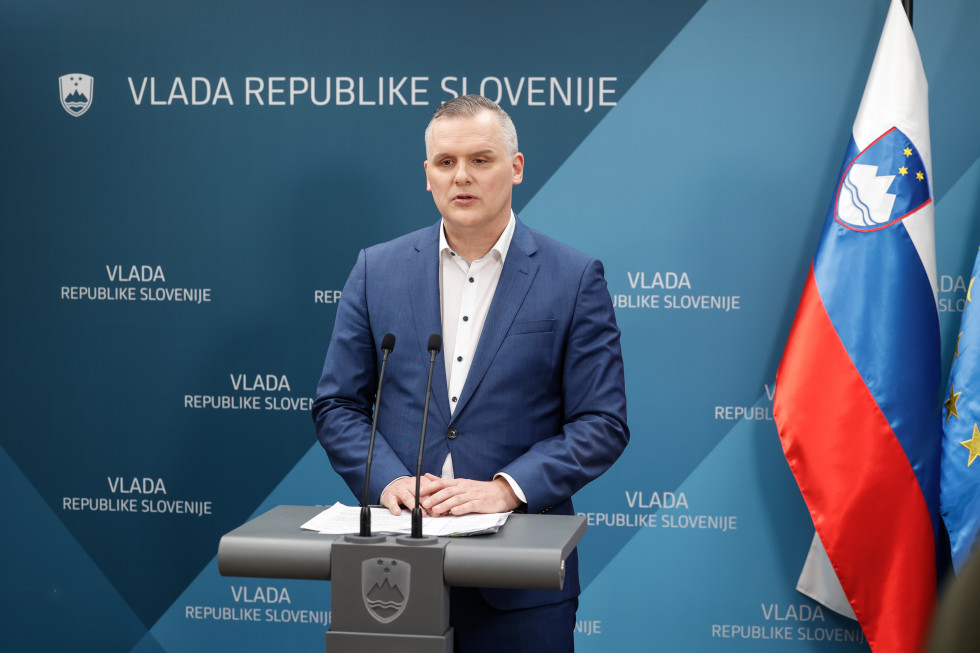 Minister za okolje, podnebje in energijo Bojan Kumer na novinarski konferenci po seji vlade