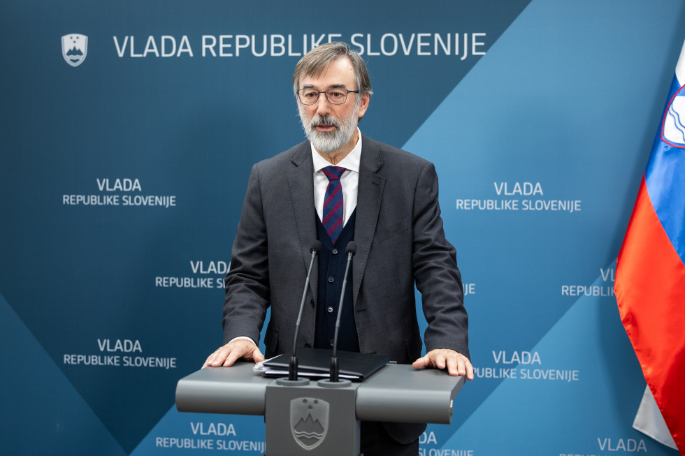 Minister za vzgojo in izobraževanje Darjo Felda na novinarski konferenci po seji vlade