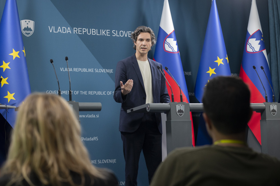 Minister za delo, družino, socialne zadeve in enake možnosti Luka Mesec na novinarski konferenci po seji vlade